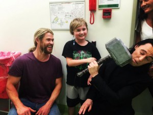 Chris Hemsworth e Tom Hiddleston ospedale pediatrico di Brisbane 
