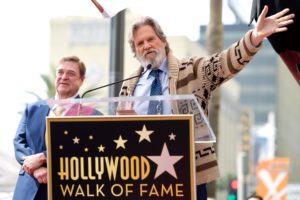 Jeff Bridges, in veste da Drugo, celebra John Goodman sulla Walk of Fame