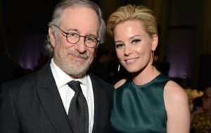 Elizabeth Banks accusa Spielberg: “Non ha dato spazio alle donne nei suoi film”