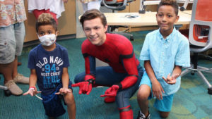 Tom Holland, in perfetto stile Spidey, fa visita ai bambini dell’ospedale di Los Angeles