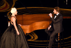 Oscar 2019: Lady Gaga e Bradley Cooper cantano “Shallow” durante la cerimonia